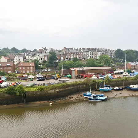 Watermark Apartment *